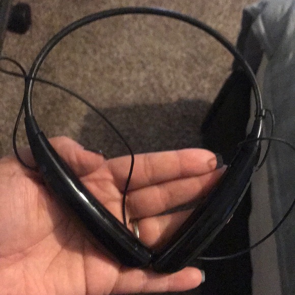 Wireless headphones can connect your phone - Picture 1 of 2